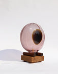 Μοναδικό Επιτραπέζιο φωτιστικό Velora από φυσητό γυαλί & μασίφ ξύλο – Rose/Topaz (35–45 × 20–28 εκ.)