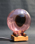 Μοναδικό Επιτραπέζιο φωτιστικό Velora από φυσητό γυαλί & μασίφ ξύλο – Rose/Topaz (35–45 × 20–28 εκ.)