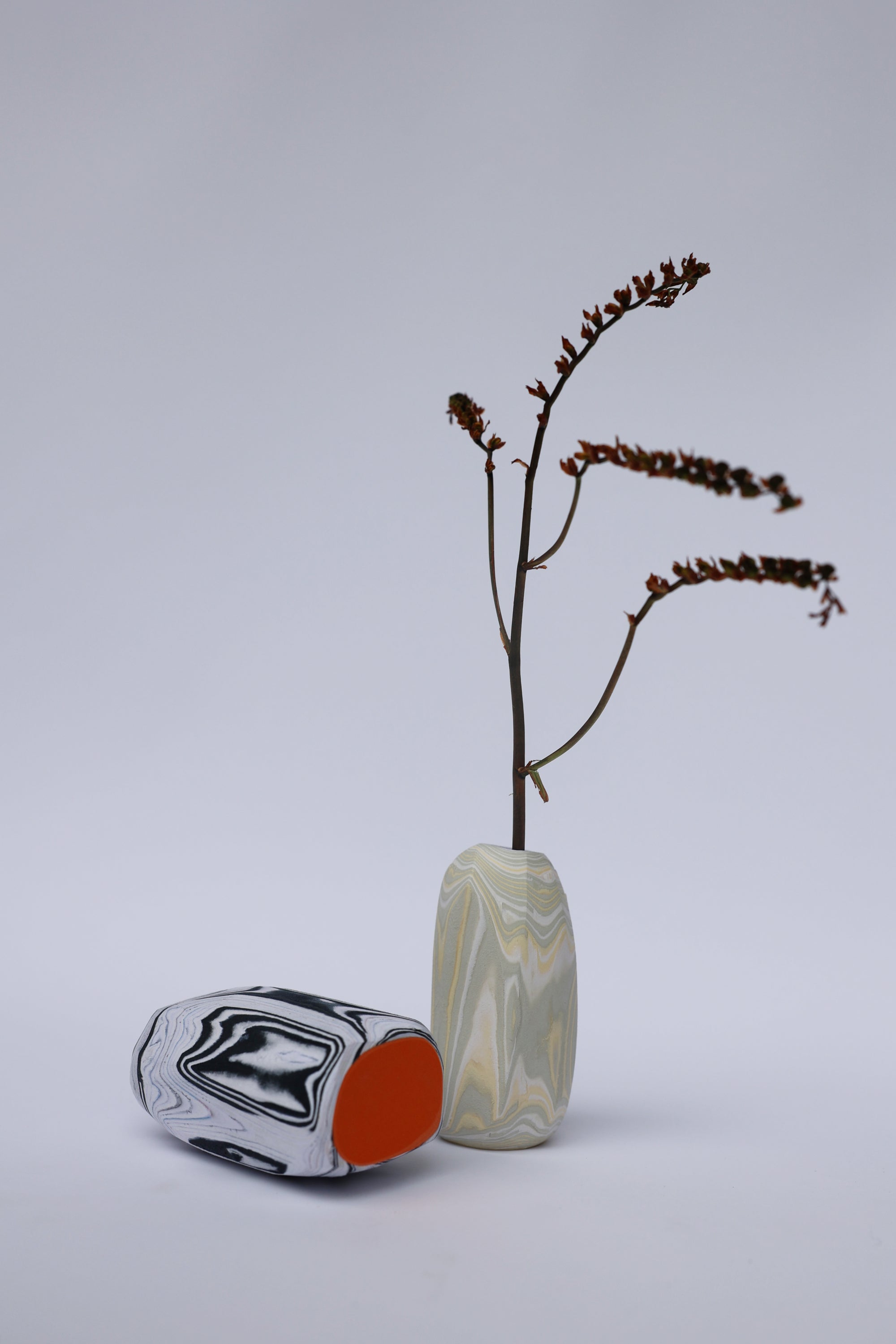 Διακοσμητικό σετ από 2 βάζα από επεξεργασμένο χαρτί – Black/White (Ύψος 10-15 εκ.)